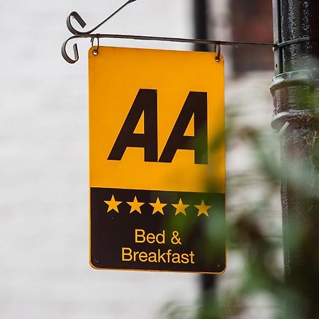 Darwin'S Townhouse Bed & Breakfast Shrewsbury Exterior foto AA sign