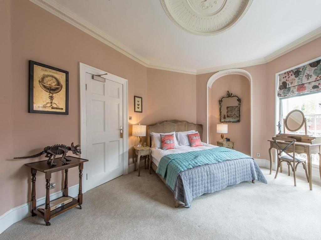 Darwin'S Townhouse Bed & Breakfast Shrewsbury Exterior foto The bedroom of the 18th-century house