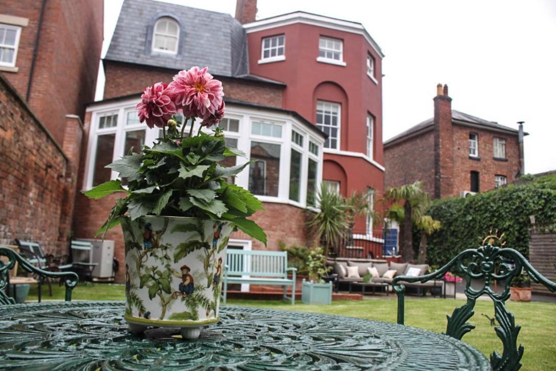 Darwin'S Townhouse Bed & Breakfast Shrewsbury Exterior foto The garden of the former school