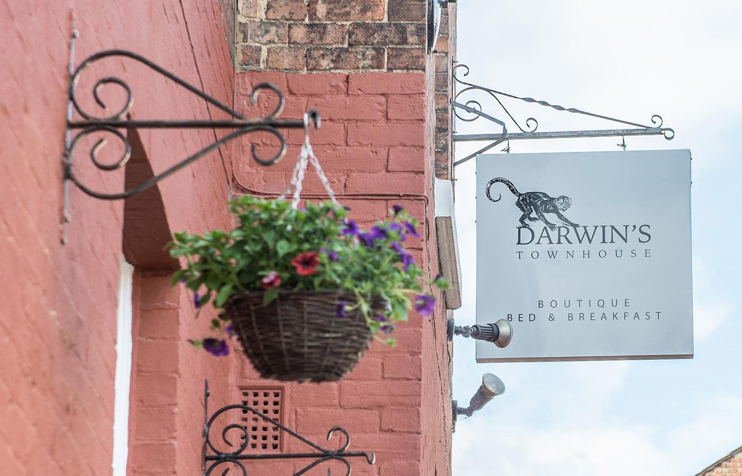 Darwin'S Townhouse Bed & Breakfast Shrewsbury Exterior foto The Darwin's Townhouse sign