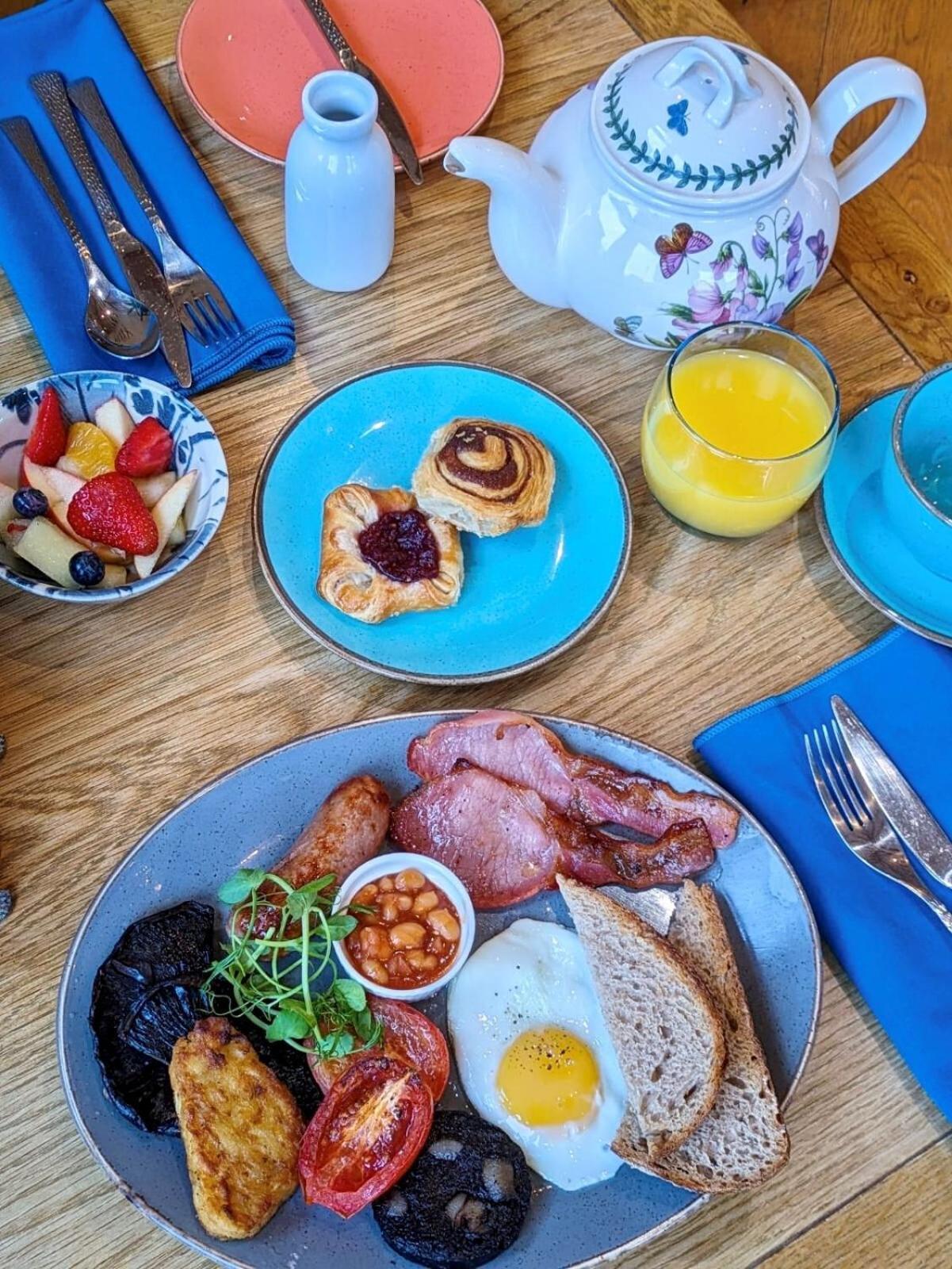 Darwin'S Townhouse Bed & Breakfast Shrewsbury Exterior foto A full English breakfast