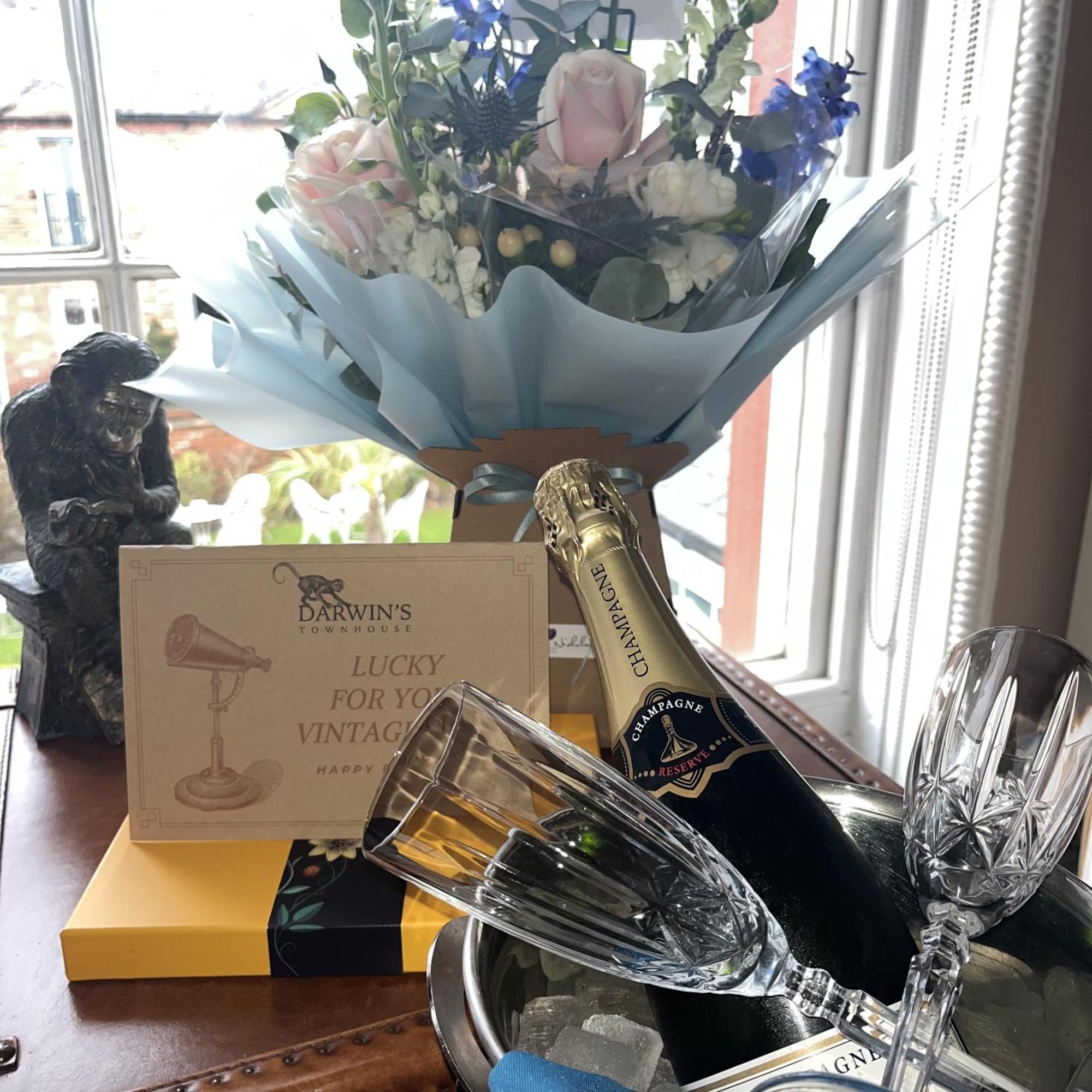 Darwin'S Townhouse Bed & Breakfast Shrewsbury Exterior foto A bottle of Dom Pérignon