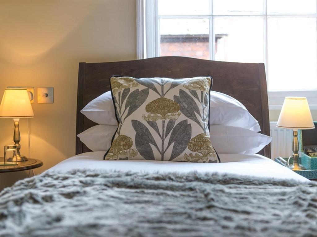 Darwin'S Townhouse Bed & Breakfast Shrewsbury Cameră foto A bed with a throw