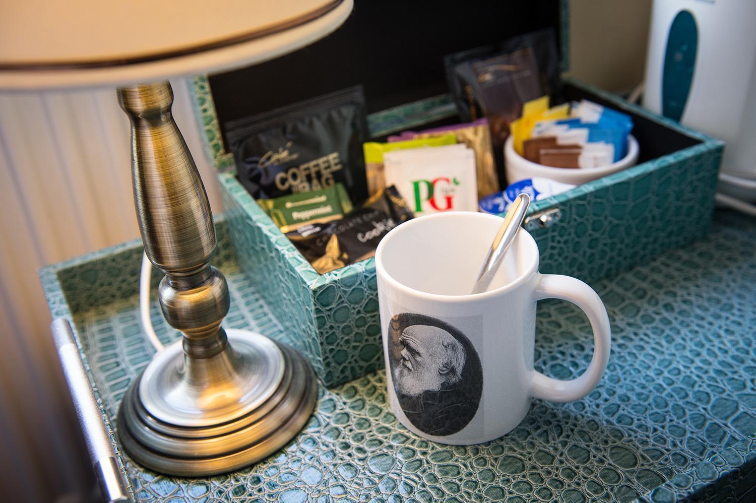 Darwin'S Townhouse Bed & Breakfast Shrewsbury Cameră foto A coffee and tea tray in a hotel room