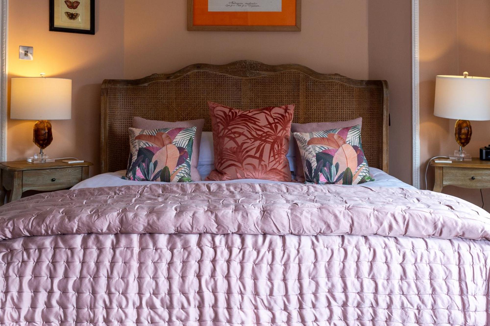 Darwin'S Townhouse Bed & Breakfast Shrewsbury Cameră foto A bed with a duvet