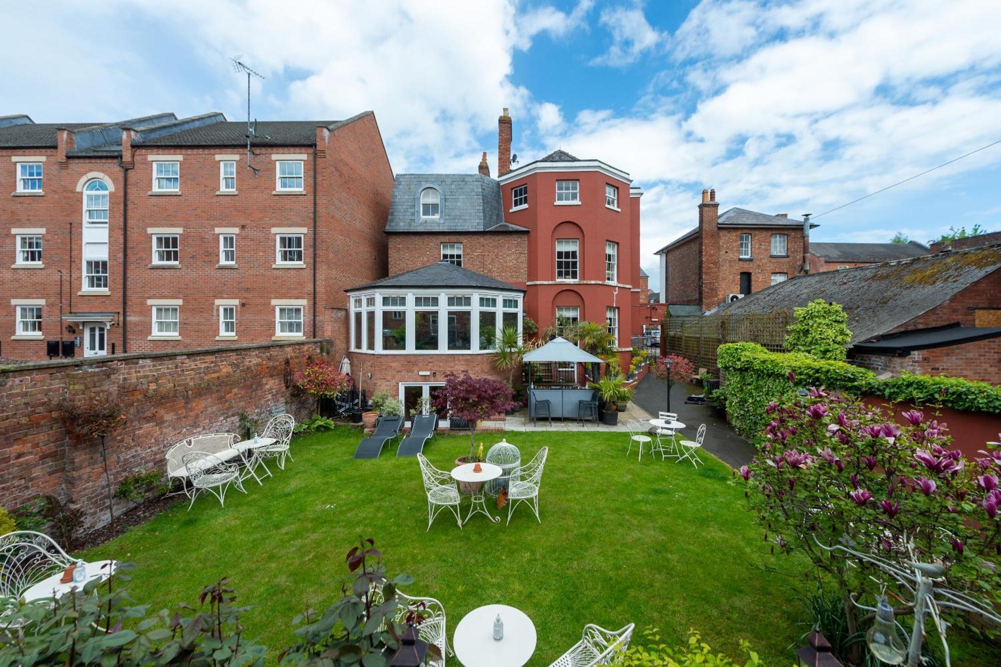 Darwin'S Townhouse Bed & Breakfast Shrewsbury Cameră foto The garden of the hotel